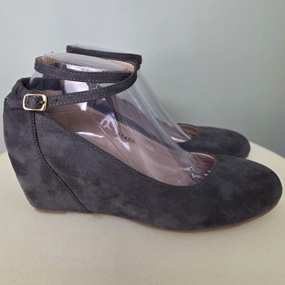 Journee Collection Tibby Grey Faux Suede Ankle Strap Wedges Size 7.5 NEW IN BOX! - Picture 6 of 14